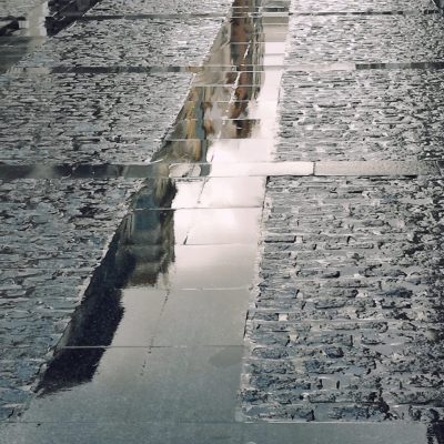 Reflejo de edificios en La Carrera - JAVIER LEÓN COTARELO