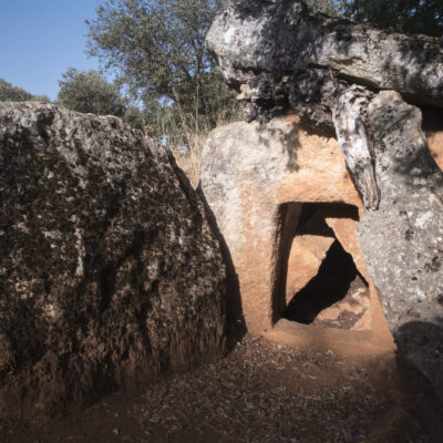 ENTRADA AL DOLMEN.