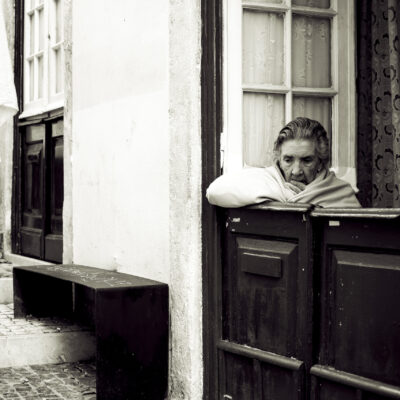 INMERSA EN SUS PENSAMIENTOS.