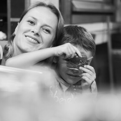 MADRE FELIZ CON SU HIJO.