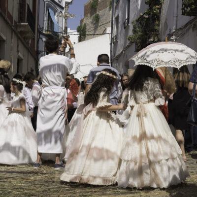NIÑAS CELEBRANDO LA COMUNIÓN.