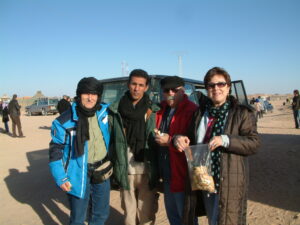 Manuel Ochando, Hammada, Paco Gutiérrez y Amparo, a punto de salir para el Sahara occidental